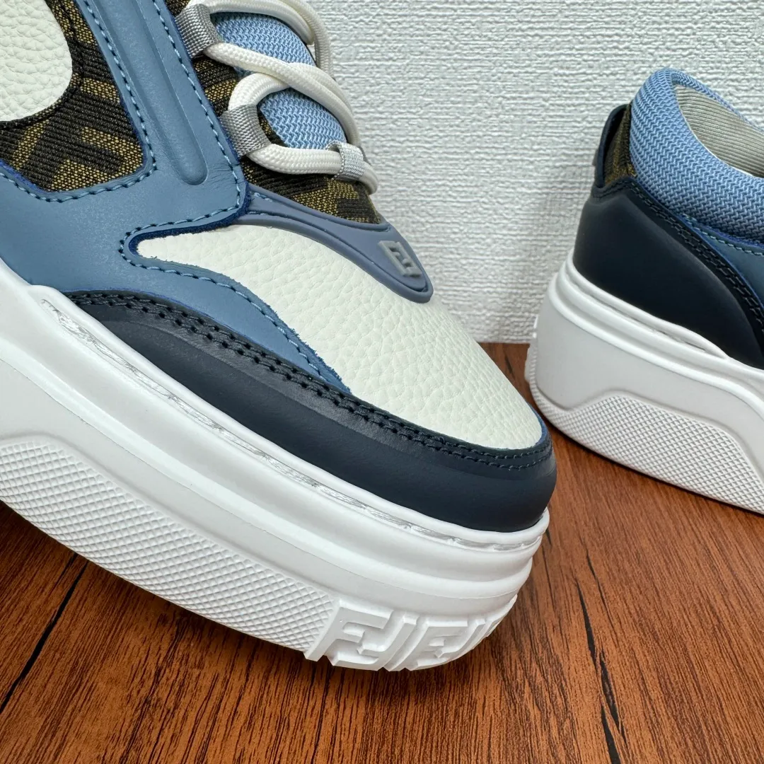 Batch 780 FENDI/FENDI Force men's sports shoes, new thick-soled lightweight lace-up low-top shoes at the counter, made of white full-grain leather and white and brown smooth leather, with padded elements. Brown FF jacquard and yellow technical fabric details. Lightweight, thick white sole with FF graphic details on the toe and heel. Main body of pebbled soft cowhide with Nappa calfskin. Contrasting color multiple composite splicing, extremely modern and youthful, webbing style lace-up hole design, multiple injection molded brand logo plastic modules on the toe, and embroidered FF logo on the side, heavy craftsmanship, full of details, super high quality control and fine workmanship! Full mesh breathable lining, ultra-light TPR foam rubber; molded outsole, lightweight and versatile, non-slip and wear-resistant! Comes with full packaging! Size: 39-40-41-42-43-44 Leather shoe size (can be customized, 38.45 cannot be returned or exchanged) Item number: 7E1728 Blue